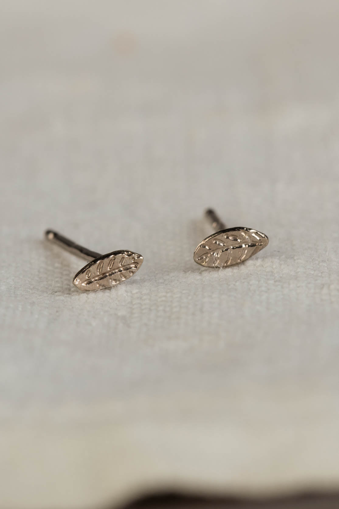 Earrings in yellow 14K gold - shiny bent branch with small leaves |  Jewellery Eshop UK